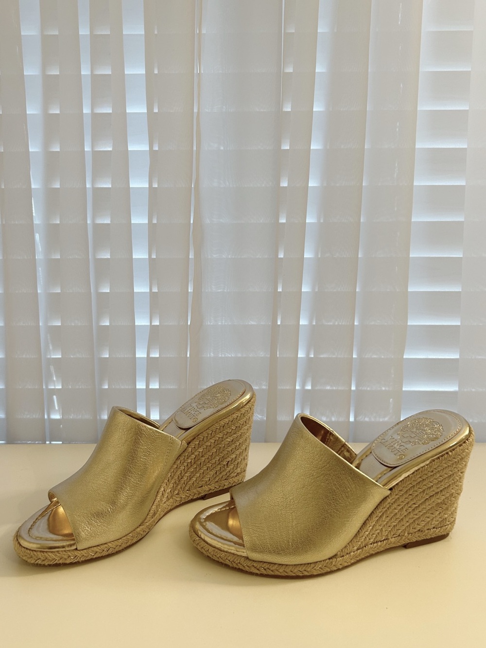 VINCE CAMUTO Gold Metallic Leather Fayla Wedge Sandal NWOB - Picture 3 of 9